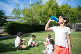 Importancia de beber agua purificada para los niños en Costa Rica